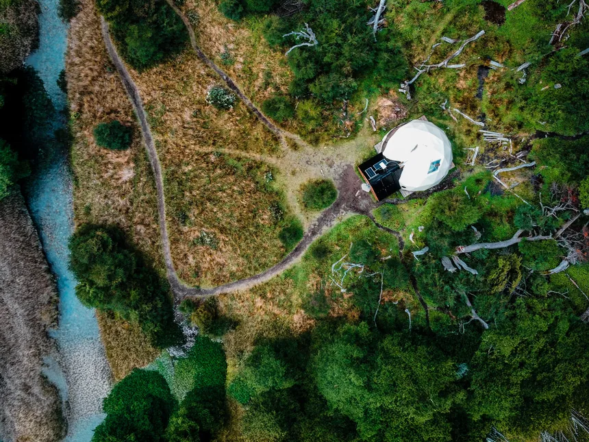 Vista aérea del Domo Titan junto al río, en el valle de Laguna Esmeralda